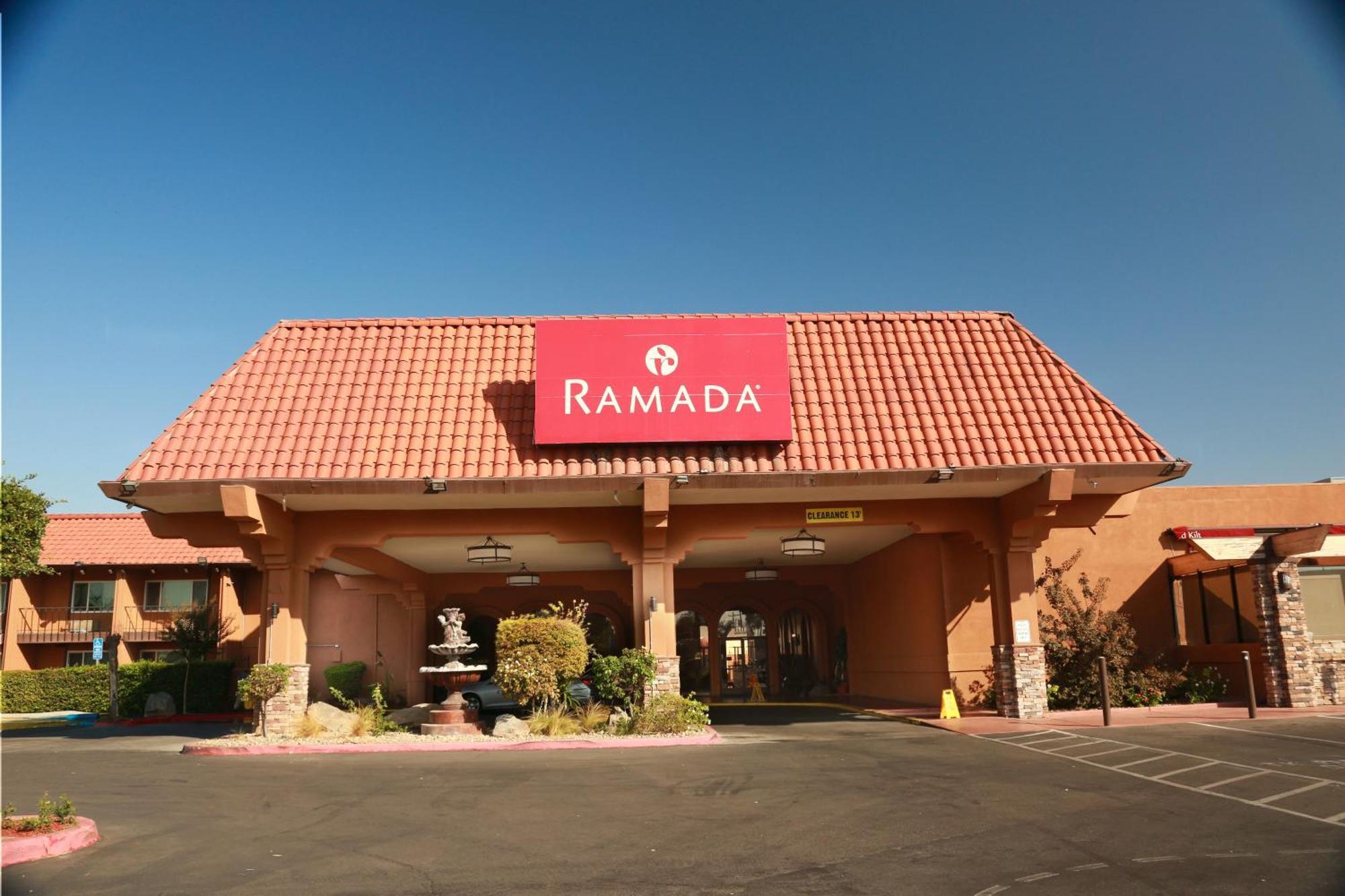 Ramada By Wyndham Fresno North Hotel Exterior foto